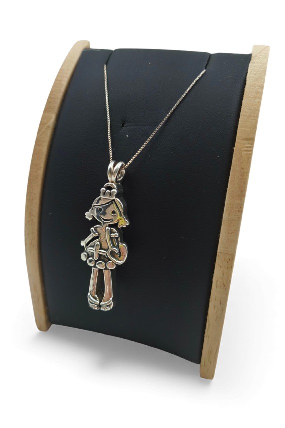 Colgante de plata con diseño de muñeca