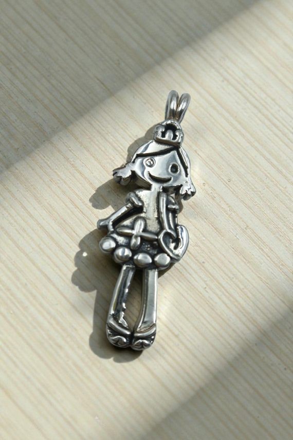 Colgante de plata con diseño de muñeca