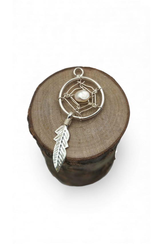 Colgante artesanal tipo atrapasueños con entramado metálico circular y detalle de pluma