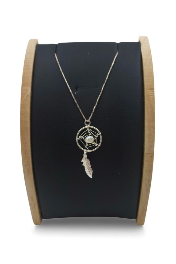 Colgante artesanal tipo atrapasueños con entramado metálico circular y detalle de pluma