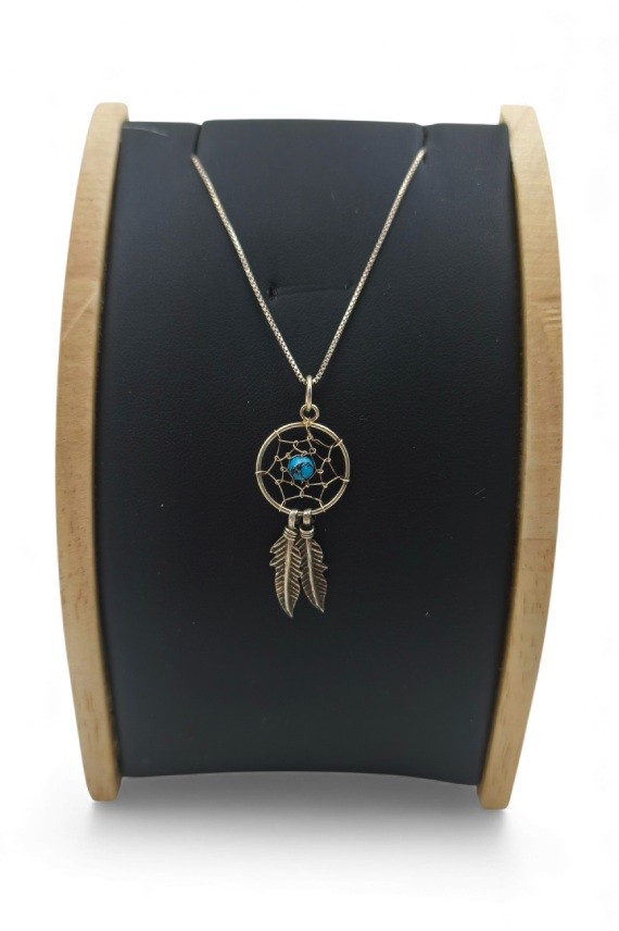 Colgante artesanal de plata con diseño de atrapasueños, piedra turquesa central y dos plumas colgantes