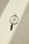 Colgante artesanal de plata con diseño de atrapasueños, red interior y una pluma colgante