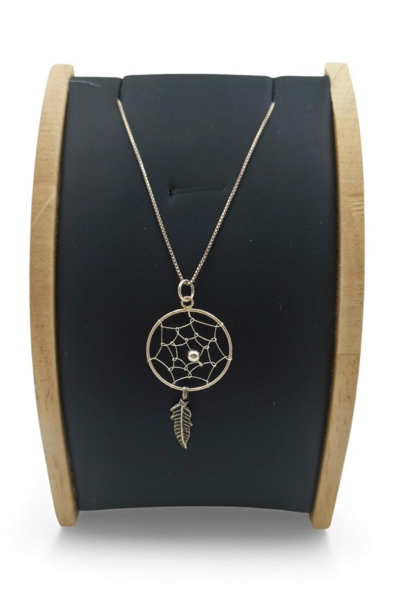 Colgante artesanal de plata con diseño de atrapasueños, red interior y una pluma colgante