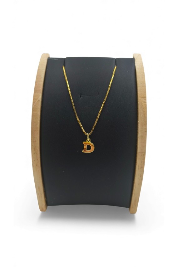 Colgante de plata con la letra D, diseño minimalista y acabado pulido dorado