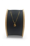 Colgante de plata con la letra D, diseño minimalista y acabado pulido dorado