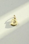 Colgante de plata con la letra D, diseño minimalista y acabado pulido dorado