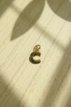 Colgante de plata con la letra C, diseño minimalista y acabado pulido dorado