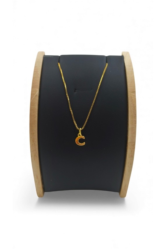 Colgante de plata con la letra C, diseño minimalista y acabado pulido dorado