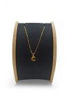 Colgante de plata con la letra C, diseño minimalista y acabado pulido dorado
