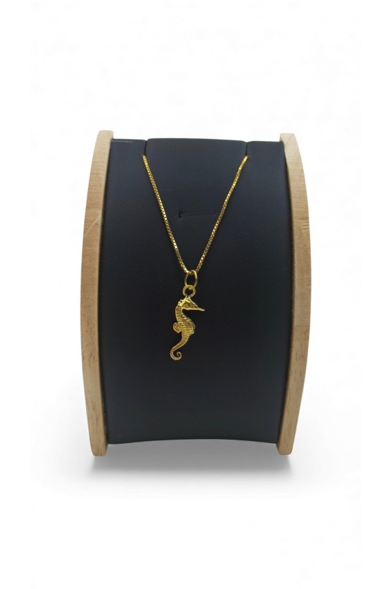 Colgante de plata con acabado dorado en forma de caballito de mar, con diseño detallado y textura artesanal