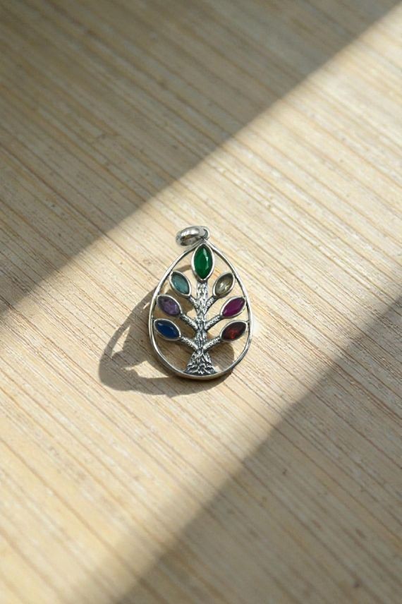 "Colgante de plata de ley con Árbol de la Vida ovalado y 7 circonitas de chakras, joya artesanal Samarkanda."