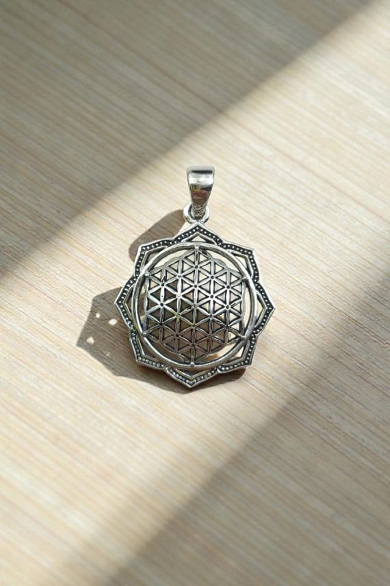 "Colgante de plata de ley con diseño calado de la Flor de la Vida tallada a mano, joya artesanal Samarkanda."