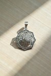"Colgante de plata de ley con diseño calado de la Flor de la Vida tallada a mano, joya artesanal Samarkanda."