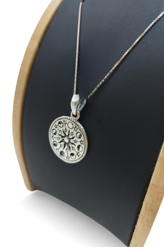 "Colgante de plata de ley 925 con fases lunares y sol central, diseño artesanal de 2 cm."