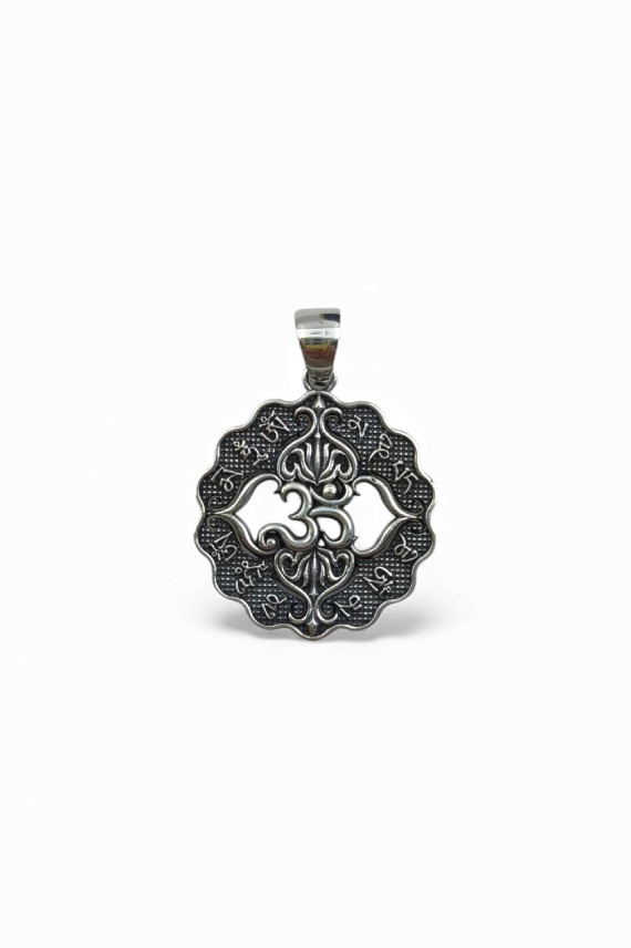 "Colgante de plata de ley 925 con símbolo Ohm y flor de loto, diseño circular artesanal de 3.2 cm."