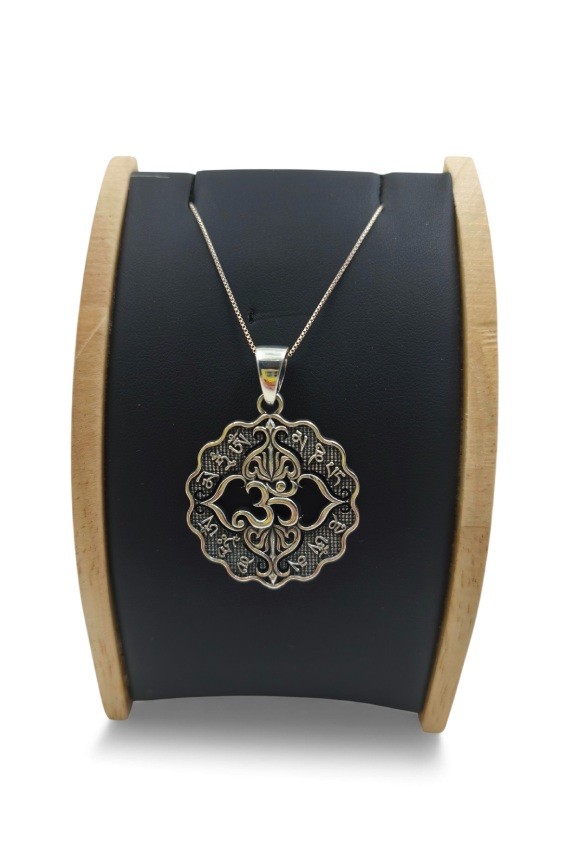 "Colgante de plata de ley 925 con símbolo Ohm y flor de loto, diseño circular artesanal de 3.2 cm."