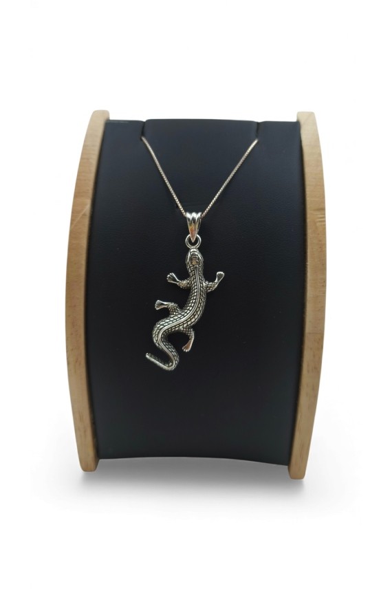 "Colgante lagartija en plata de ley 925 tallada a mano y envejecida de 3.8 x 1.5 cm."