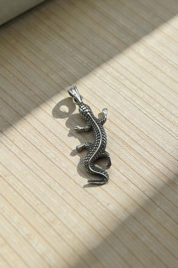 "Colgante lagartija en plata de ley 925 tallada a mano y envejecida de 3.8 x 1.5 cm."