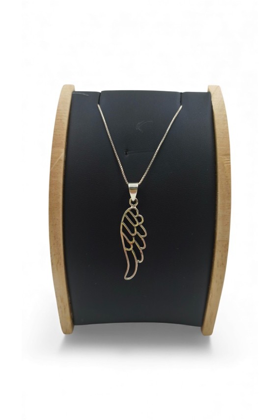 "Colgante de plata de ley con ala de ángel calada tallada a mano, diseño boho espiritual."