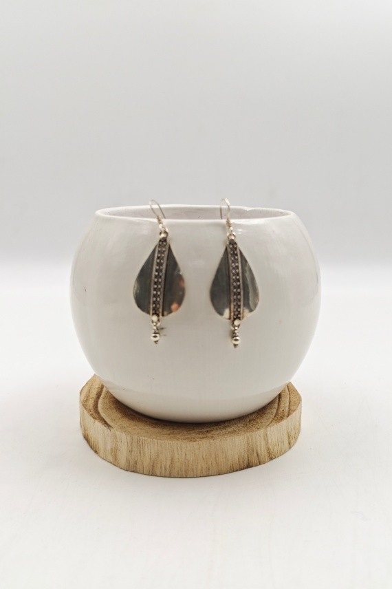 Pendientes de plata de ley 925 con forma de gota, detalle tallado central y bola colgante, joya artesanal Samarkanda.