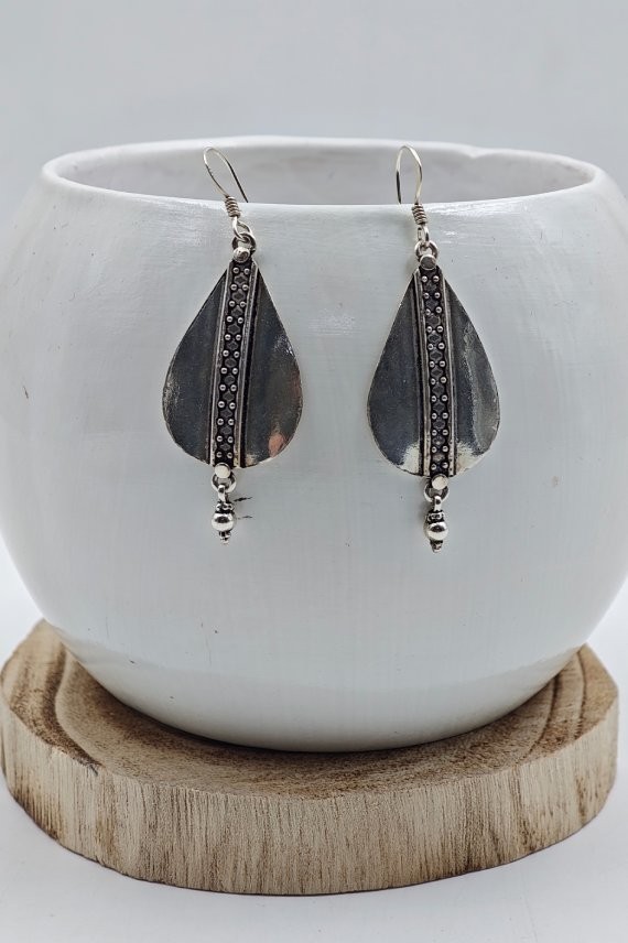 Pendientes de plata de ley 925 con forma de gota, detalle tallado central y bola colgante, joya artesanal Samarkanda.