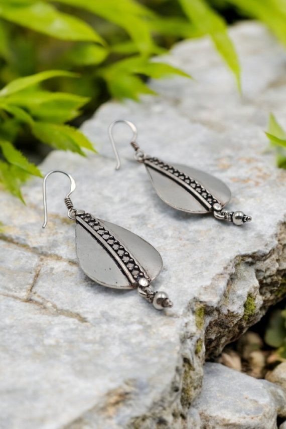 Pendientes de plata de ley 925 con forma de gota, detalle tallado central y bola colgante, joya artesanal Samarkanda.