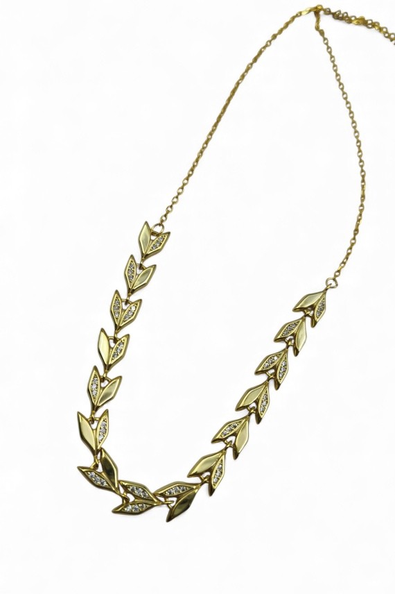 Collar de plata con diseño de hojas enlazadas y detalles brillantes