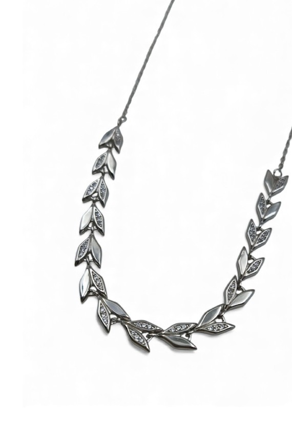 Collar de plata con diseño de hojas enlazadas y detalles brillantes