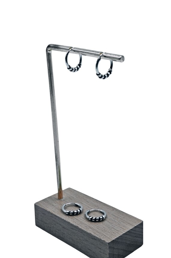 Pendientes de aro estilo Bali en plata de ley 925 con detalle de tirabuzón central artesanal.