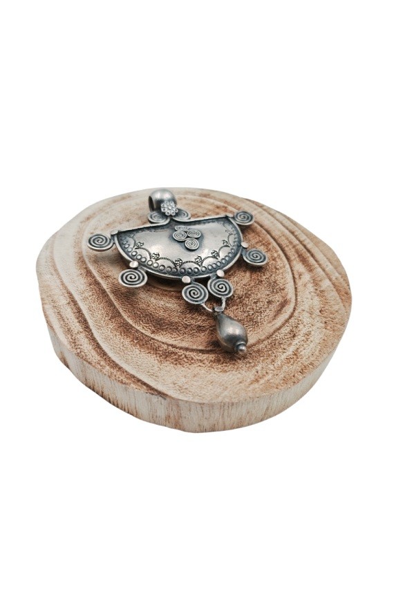 Colgante artesanal en plata de ley 925 con acabado antiguo y motivos de espirales étnicas.