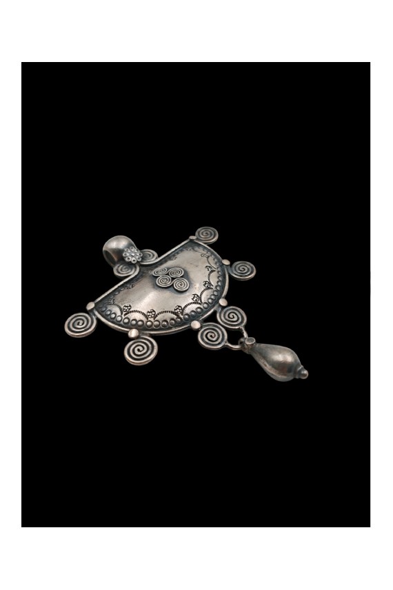 Colgante artesanal en plata de ley 925 con acabado antiguo y motivos de espirales étnicas.