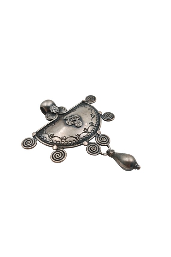 Colgante artesanal en plata de ley 925 con acabado antiguo y motivos de espirales étnicas.