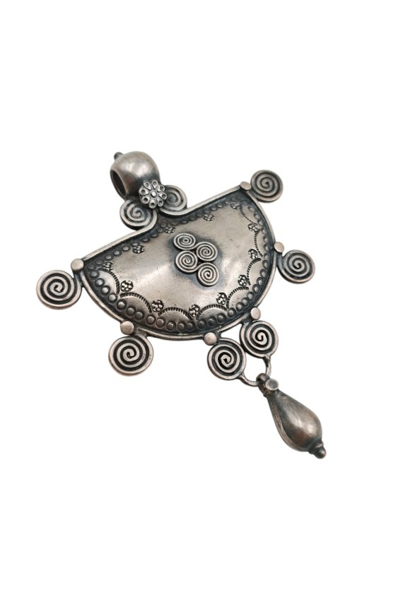 Colgante artesanal en plata de ley 925 con acabado antiguo y motivos de espirales étnicas.