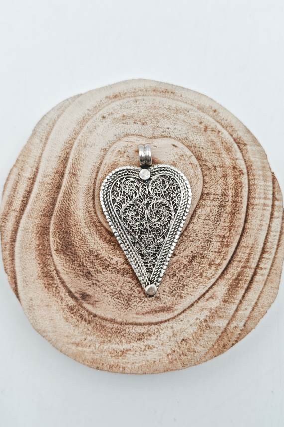 Colgante corazón artesanal en plata de ley 925 con acabado antiguo y filigrana hecha a mano.