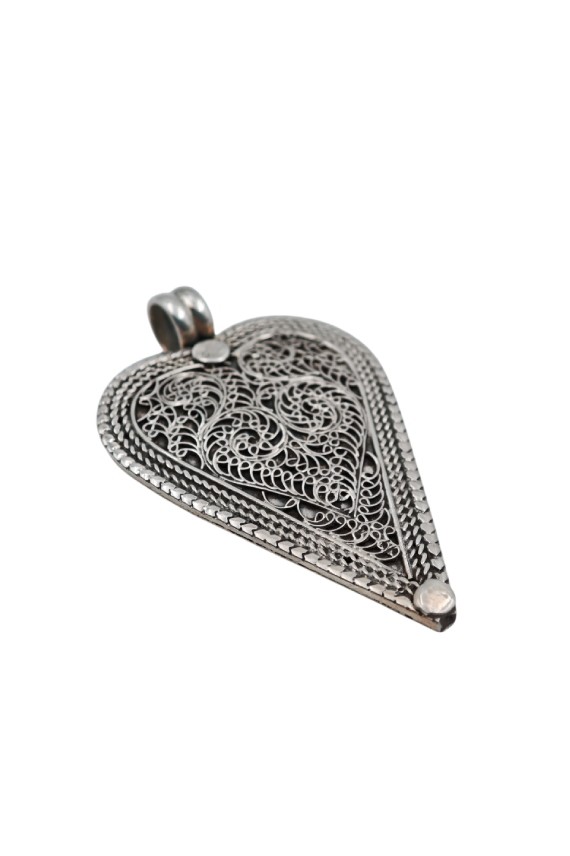 Colgante corazón artesanal en plata de ley 925 con acabado antiguo y filigrana hecha a mano.