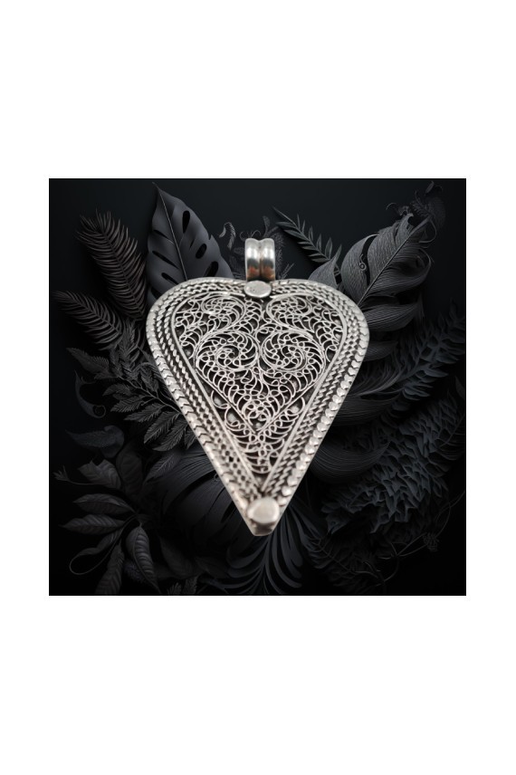 Colgante corazón artesanal en plata de ley 925 con acabado antiguo y filigrana hecha a mano.