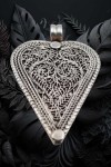 Colgante corazón artesanal en plata de ley 925 con acabado antiguo y filigrana hecha a mano.
