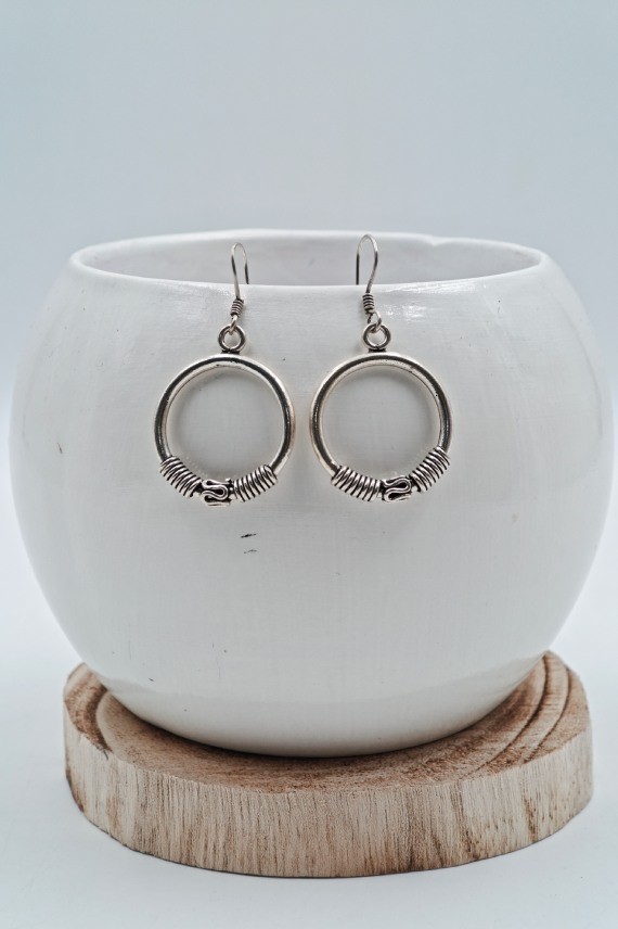 Pendientes de aro Bali colgantes en plata de ley con muelle central, joya artesanal hecha a mano en India Samarkanda.