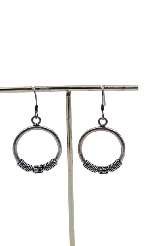 Pendientes de aro Bali colgantes en plata de ley con muelle central, joya artesanal hecha a mano en India Samarkanda.