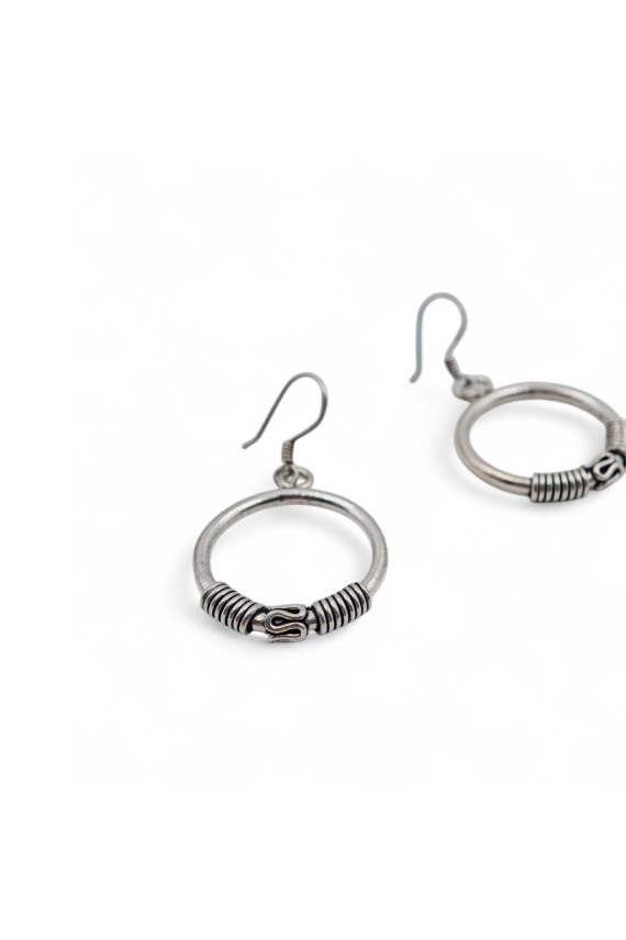 Pendientes de aro Bali colgantes en plata de ley con muelle central, joya artesanal hecha a mano en India Samarkanda.