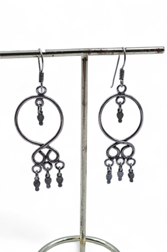 Pendientes de aretes colgantes en plata de ley artesanal con diseño boho elegante Samarkanda.