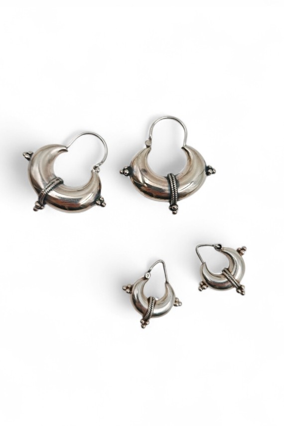 Pendientes de aro gitano en plata de ley con cierre africano y racimos, joya artesanal hecha a mano en India Samarkanda.