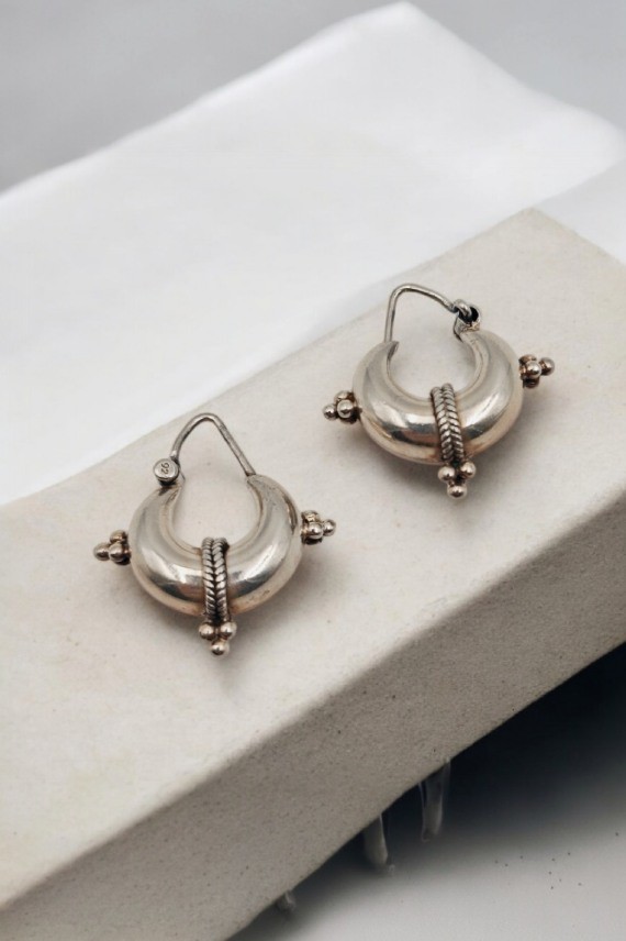 Pendientes de aro gitano en plata de ley con cierre africano y racimos, joya artesanal hecha a mano en India Samarkanda.