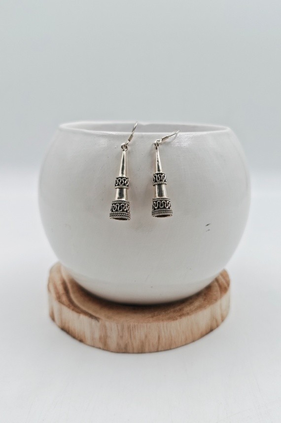 Pendientes cónicos Bali en plata de ley con diseño de filigrana étnica, joya artesanal hecha a mano en India Samarkanda.
