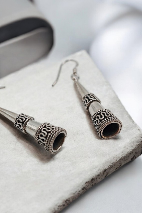Pendientes cónicos Bali en plata de ley con diseño de filigrana étnica, joya artesanal hecha a mano en India Samarkanda.