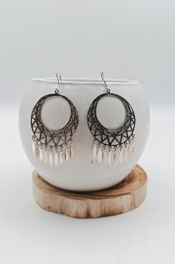 Pendientes de luna llena en plata de ley calada con formas geométricas y plumas colgantes, joya artesanal Samarkanda.