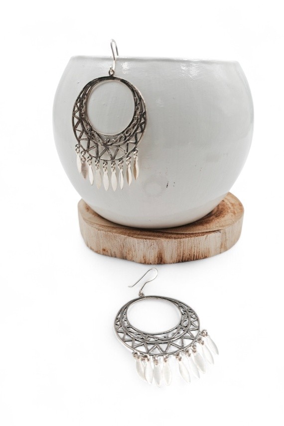 Pendientes de luna llena en plata de ley calada con formas geométricas y plumas colgantes, joya artesanal Samarkanda.