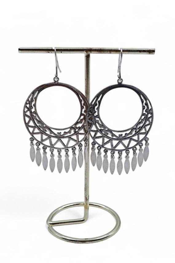 Pendientes de luna llena en plata de ley calada con formas geométricas y plumas colgantes, joya artesanal Samarkanda.