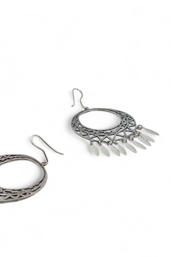 Pendientes de luna llena en plata de ley calada con formas geométricas y plumas colgantes, joya artesanal Samarkanda.