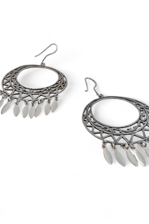 Pendientes de luna llena en plata de ley calada con formas geométricas y plumas colgantes, joya artesanal Samarkanda.